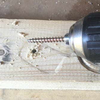 Avbruten skruv i trä Få loss avbruten skruv